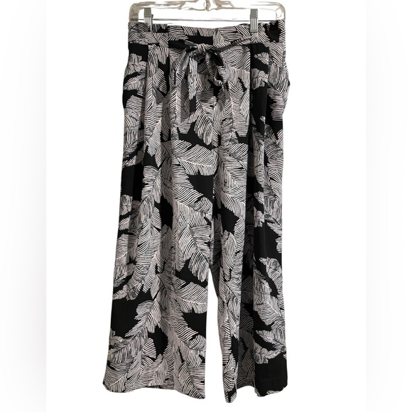 Black and White Flowy Capri Leaf Print Pants Size Small - Picture 1 of 4